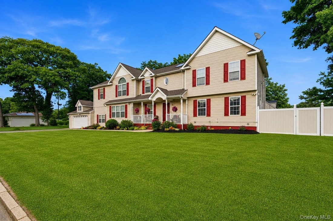 House in West Babylon, New York, United States 1 - 18188617