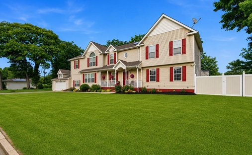 House in West Babylon, New York, United States 1