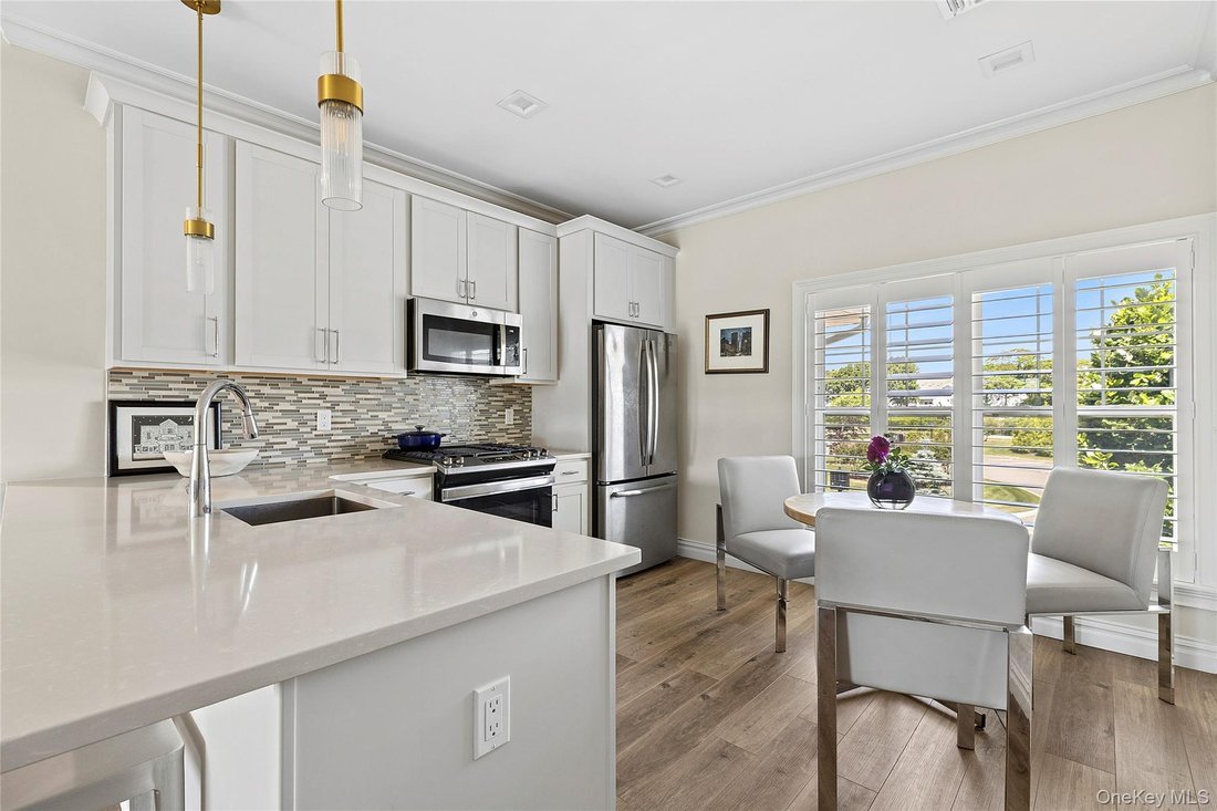 Condo in Calverton, New York, United States 5 - 18119952