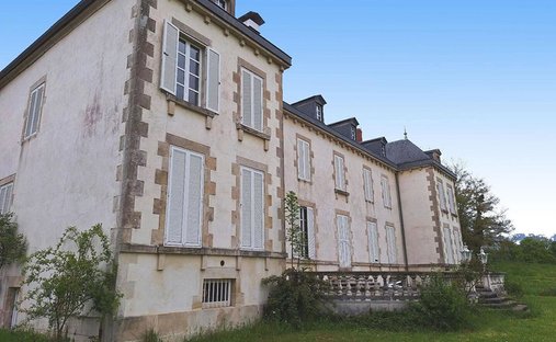 Castello a Moulins-Engilbert, Borgogna-Franca Contea, Francia 1