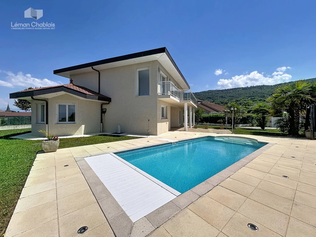 Villa in Evian-les-Bains, Auvergne-Rhône-Alpes, France 2 - 17494048