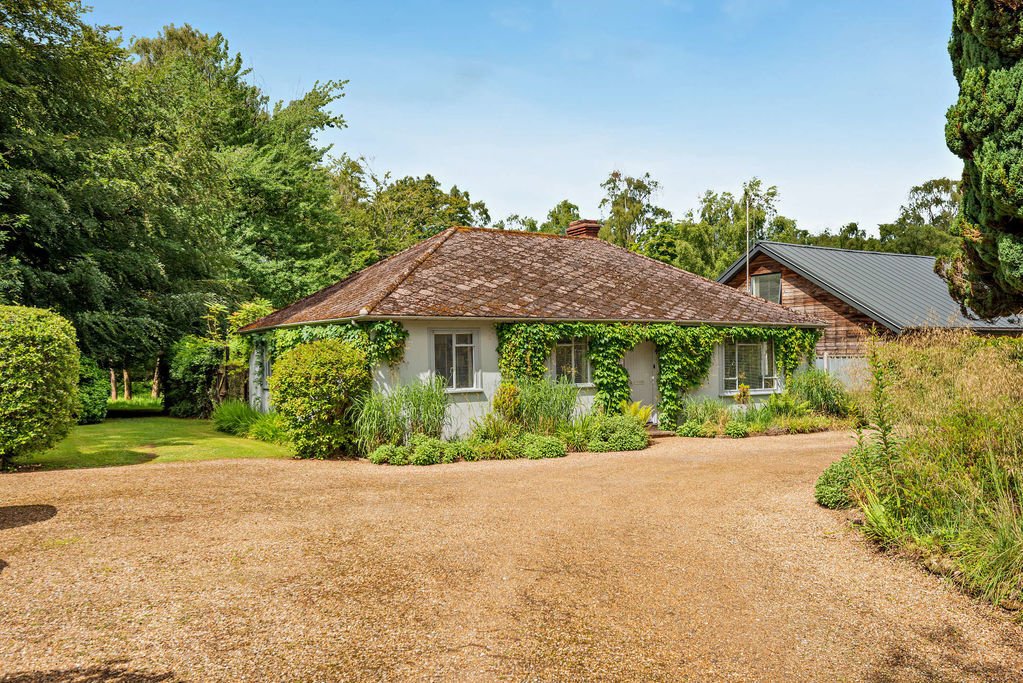 House in Holmbury Saint Mary, Shere, England 1 - 18188755
