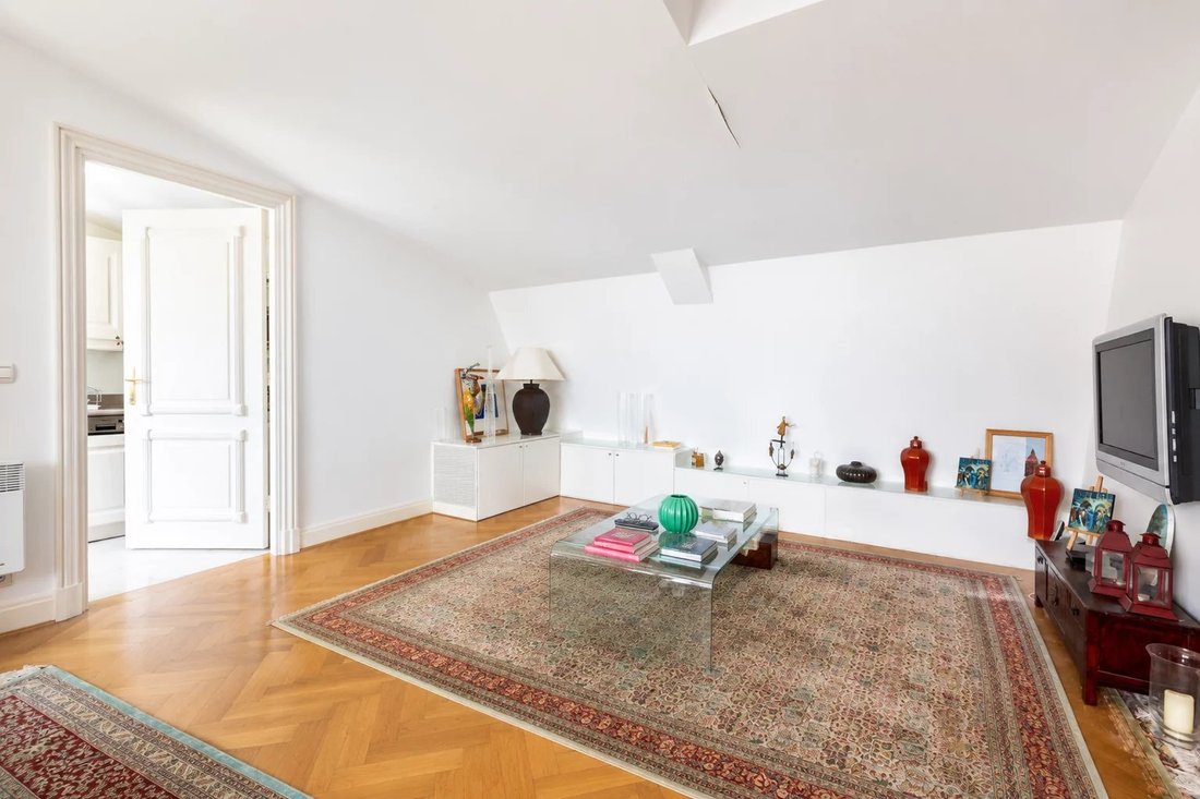 Apartment in Triangle d'Or, Paris 8e Arrondissement, Paris 4 - 18064784