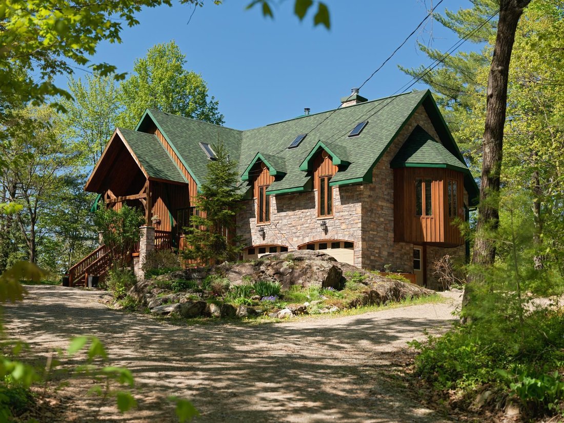 House in Chelsea, Quebec, Canada 1 - 18194384