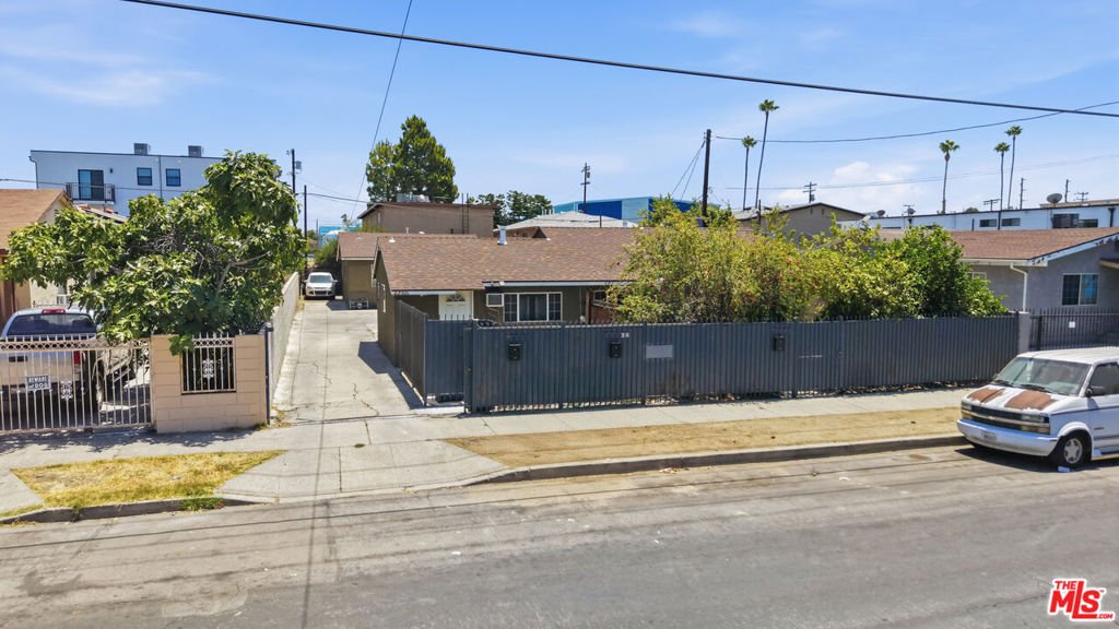 Los Angeles, California, United States 3 - 18193348