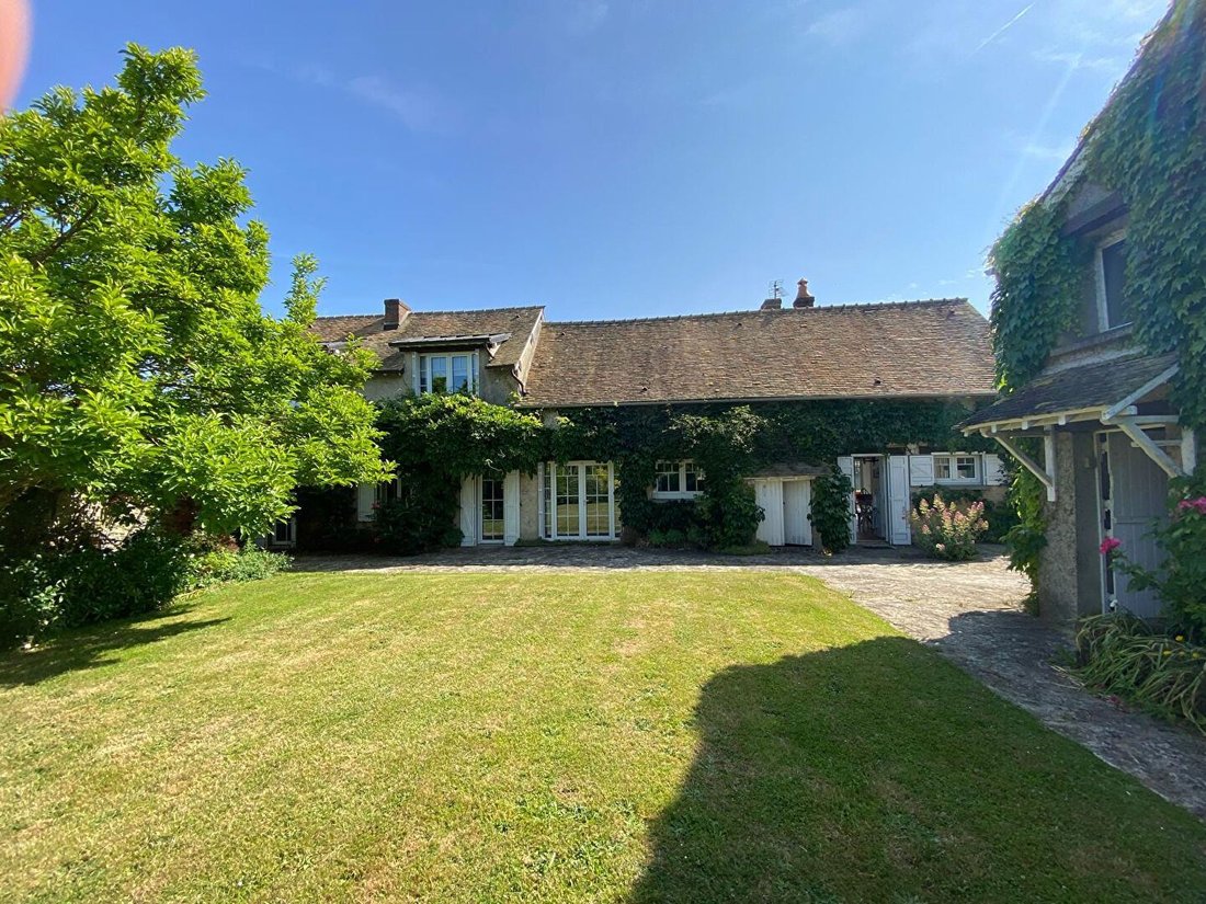 Estate in Houdan, Ile-de-France, France 1 - 18189474