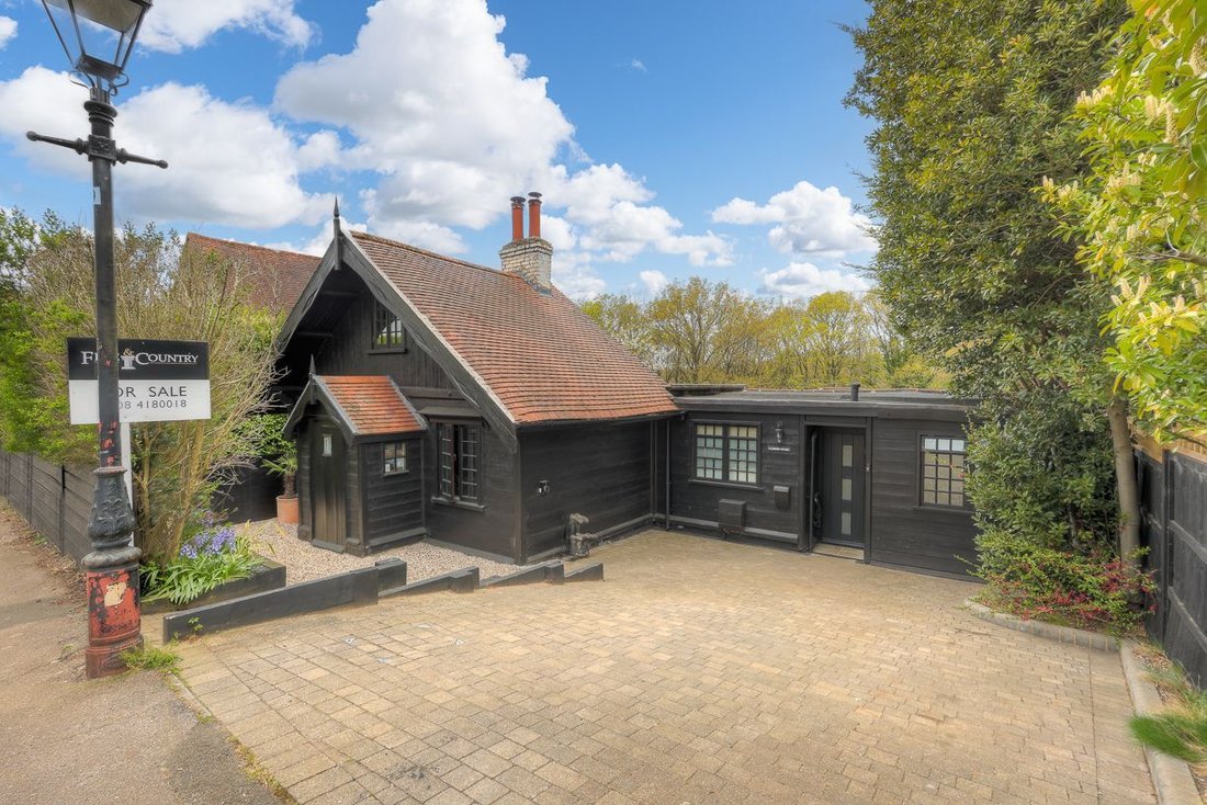 House in Loughton, England 1 - 18196763