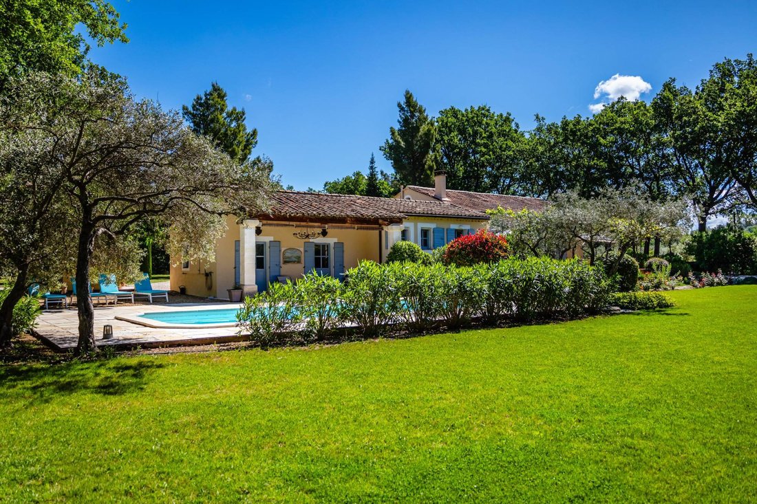 Estate in Gordes, Provence-Alpes-Côte d'Azur, France 1 - 18196936