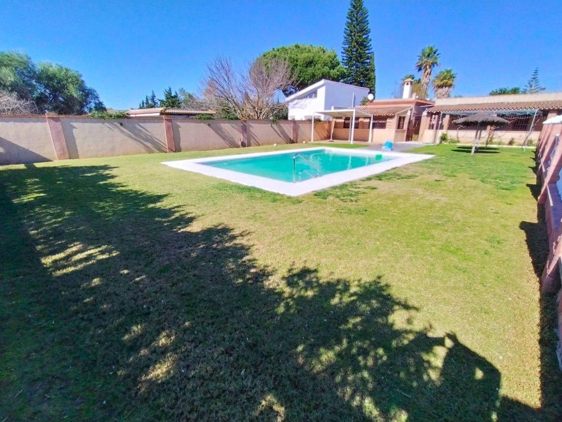 Chalet in Chiclana de la Frontera, Andalusia, Spain 1 - 15232645