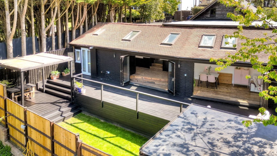 Haus in Loughton, England 3 - 18196763
