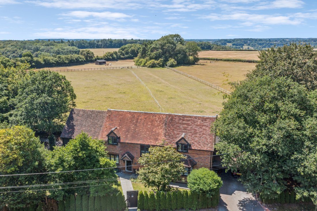 House in Lane End, England 3 - 18196748