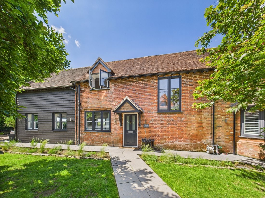 House in Lane End, England 2 - 18196748