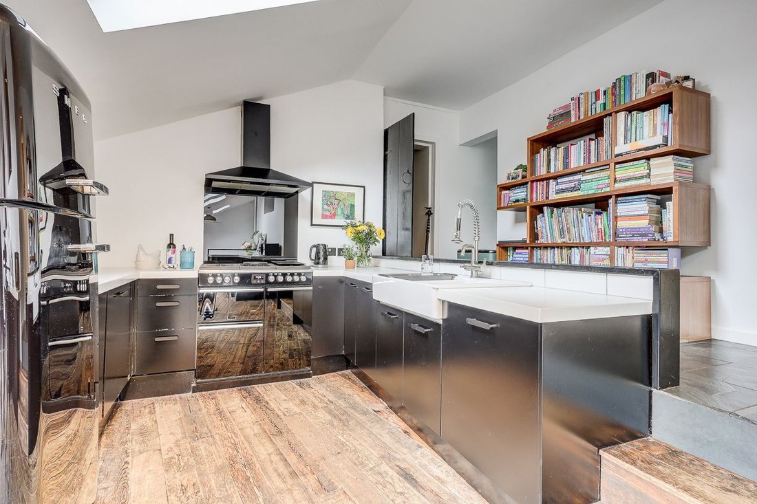 House in Loughton, England 3 - 18196763