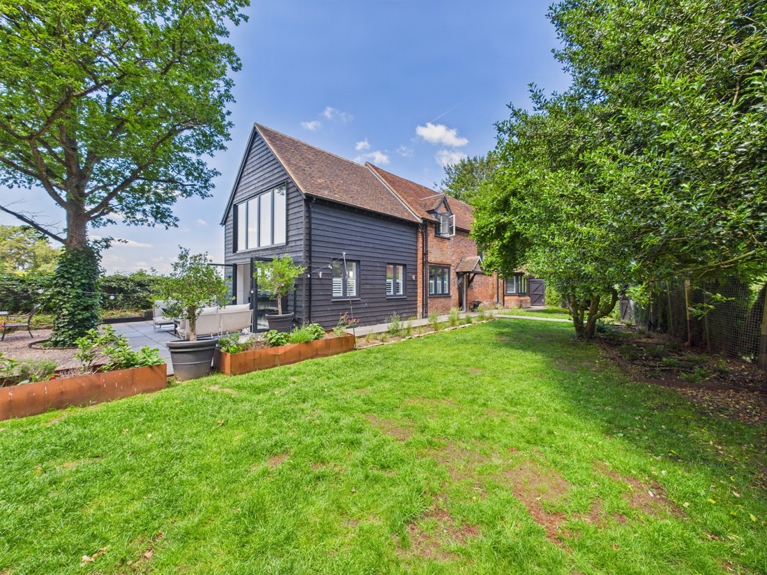 House in Lane End, England 2 - 18196748