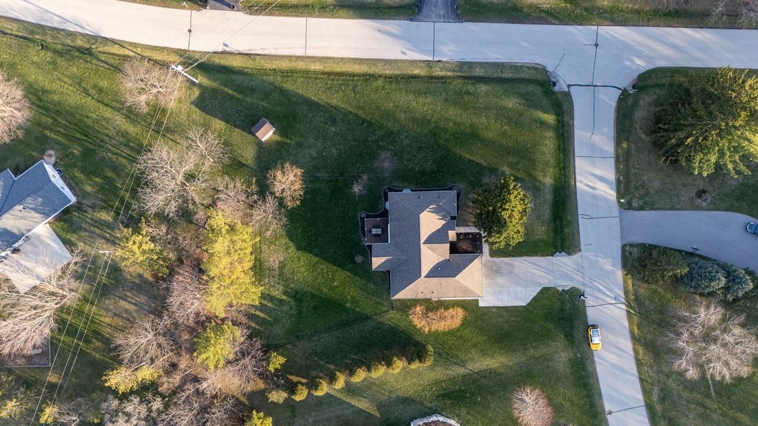 House in Waukesha, Wisconsin, United States 3 - 18196576