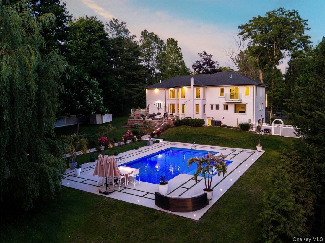 House in Melville, New York, United States 4 - 18196636