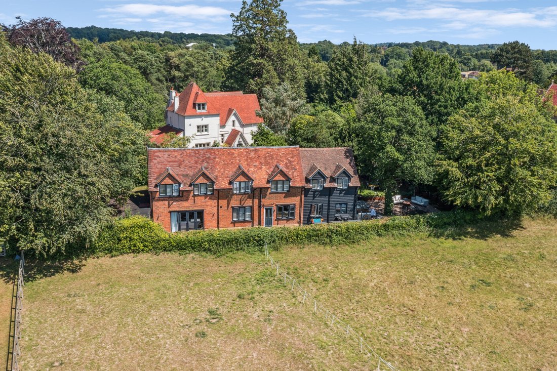 House in Lane End, England 1 - 18196748