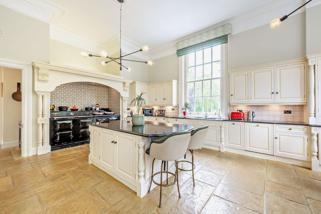 House in Warnham, England 5 - 18196322