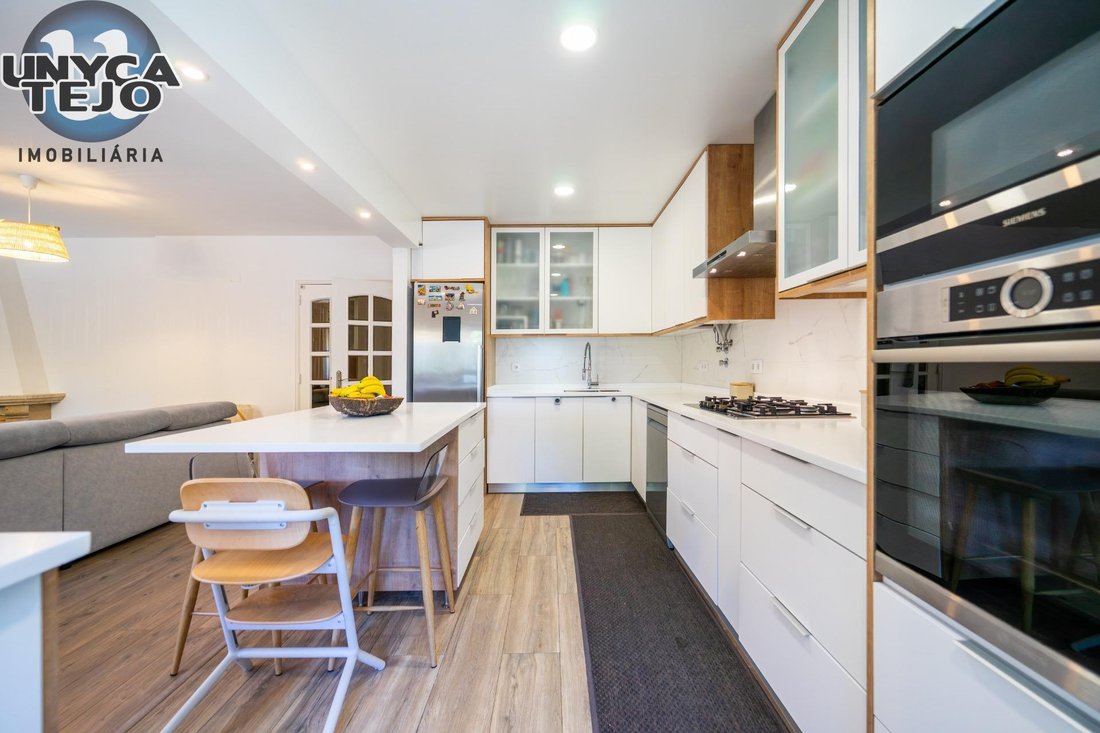Apartment in Carnaxide e Queijas, Lisbon, Portugal 1 - 18196293
