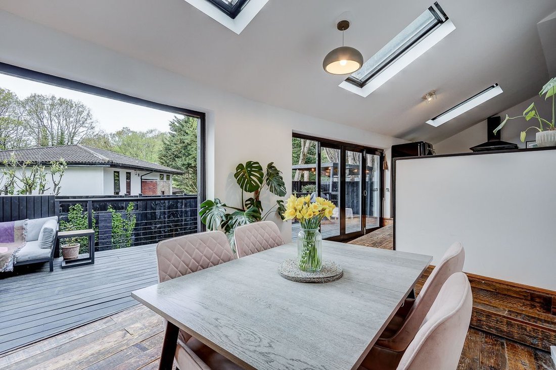 House in Loughton, England 5 - 18196763