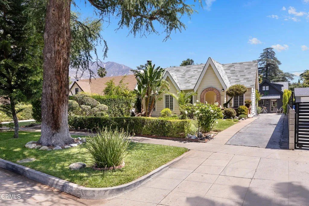 Altadena, California, United States 2 - 18196310