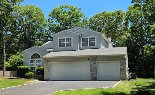 House in Lake Grove, New York, United States 1