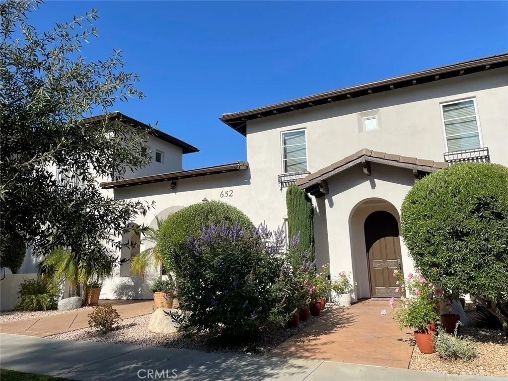Altadena, California, United States 4 - 18109582