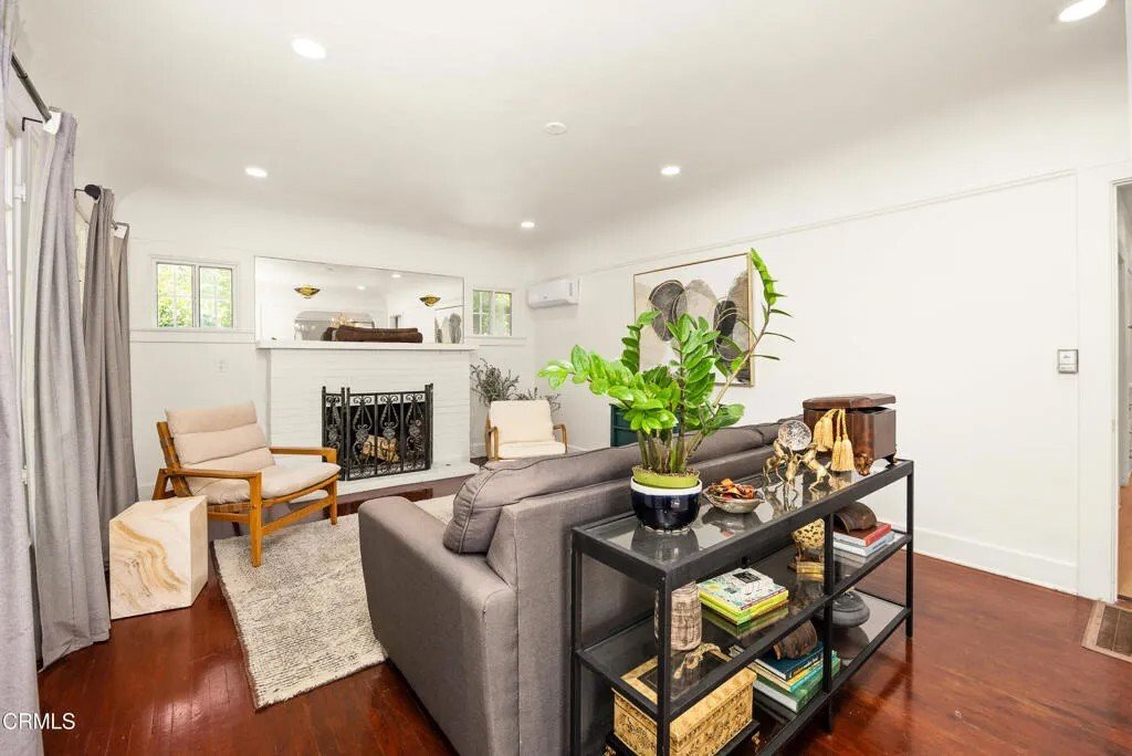 Altadena, California, United States 5 - 18196310