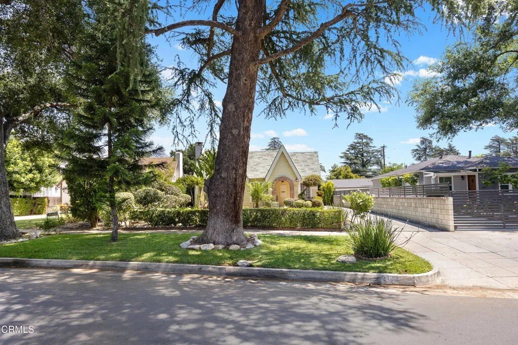 Altadena, California, United States 3 - 18196310