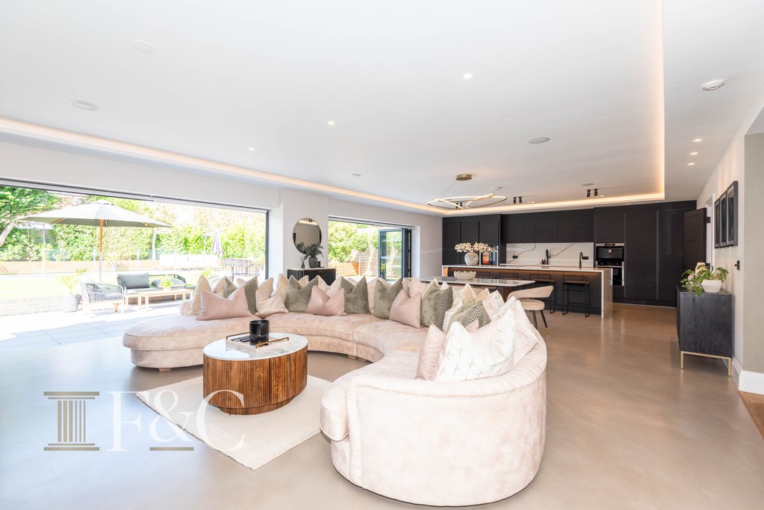 House in Cheshunt, England 3 - 18196796