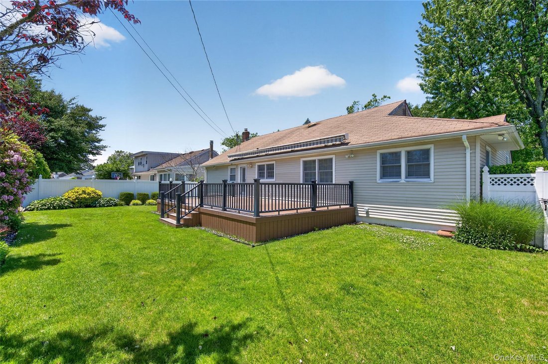 House in East Meadow, New York, United States 1 - 18200992