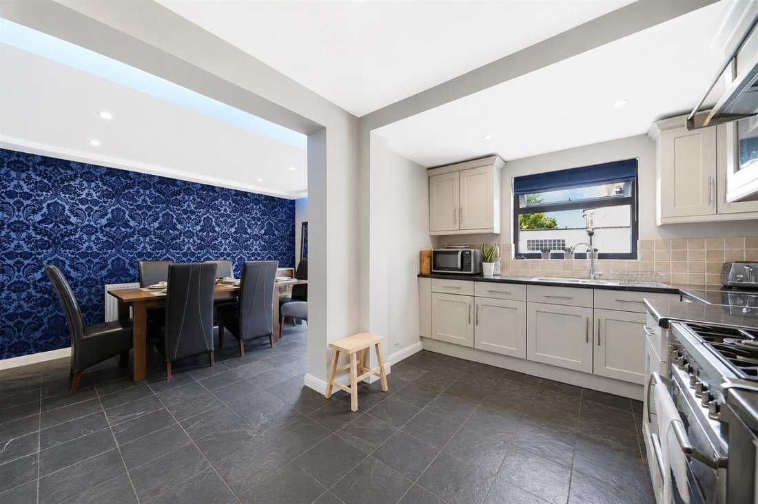 House in Hounslow, England 4 - 18199564