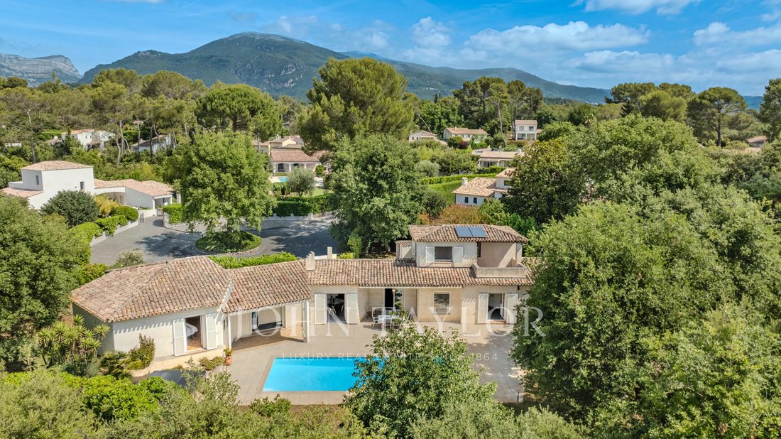 Villa in Nord, Roquefort-les-Pins, France 1 - 18201515