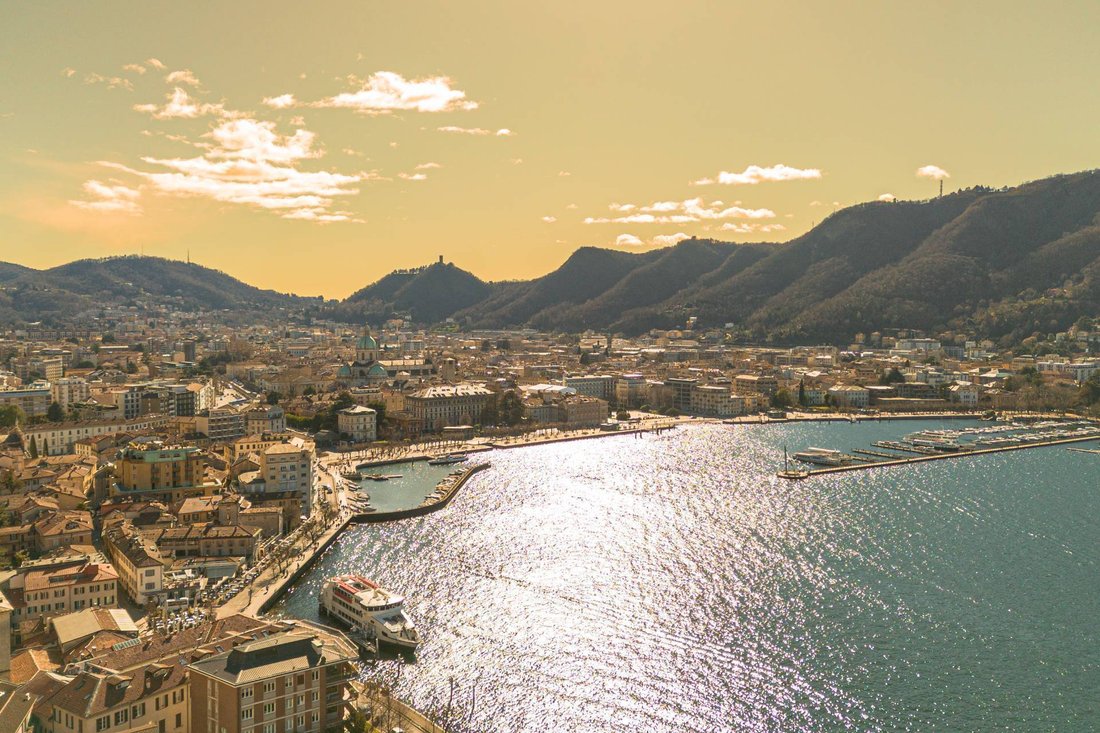 Apartment in Eastern Lake Center, Como, Lombardy 1 - 18206565