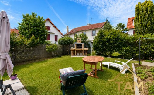 House in Langevin, Saint-Cyr-l'Ecole, France 1