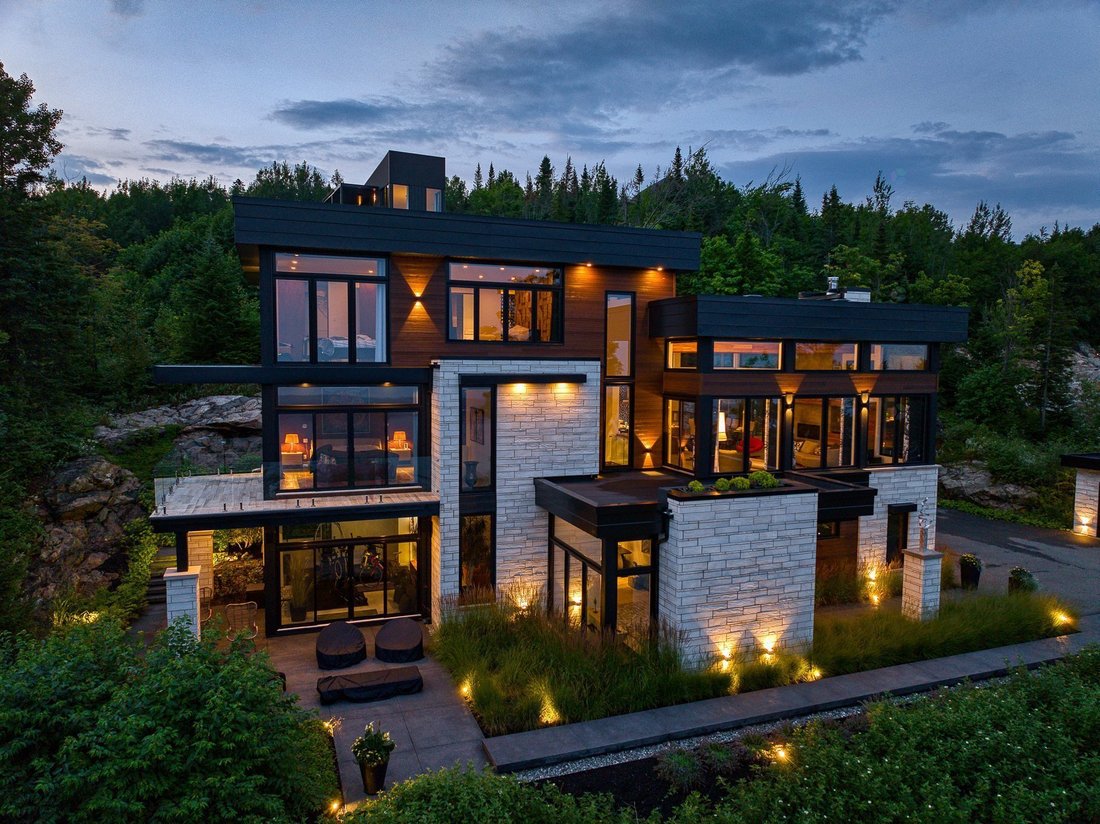 House in Les Éboulements, Quebec, Canada 1 - 18205567