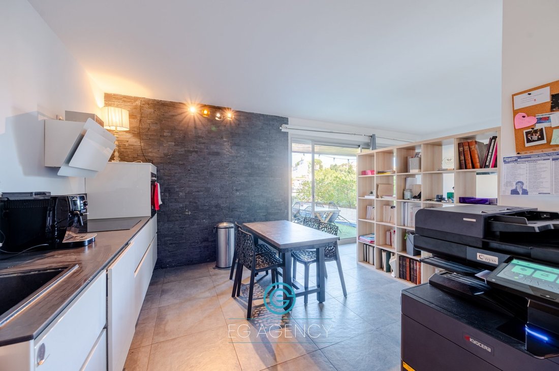 Apartment in Vieille Chapelle, 8e Arrondissement, Marseille 4 - 18206827