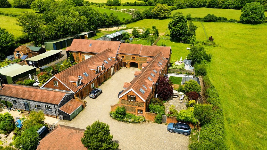 House in Lower Bourne, England 5 - 18112511