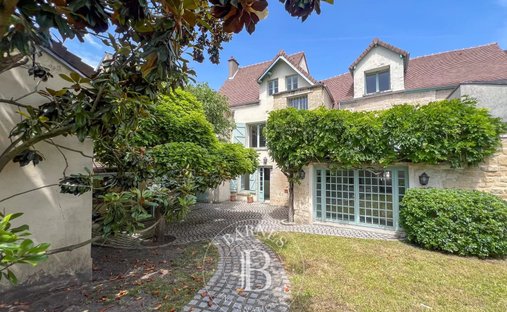 House in Nord Ouest, Le Mesnil-le-Roi, France 1