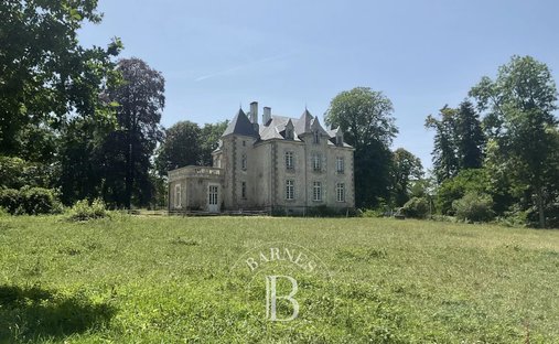Estate in Vieux Pouzauges, Pouzauges, France 1