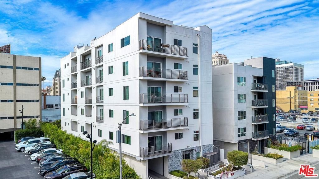 Los Angeles, California, United States 3 - 18203440