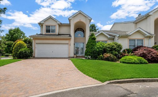 Condo in Melville, New York, United States 1