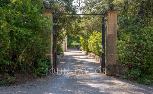Castello a Ouest, Lorgues, Francia 1