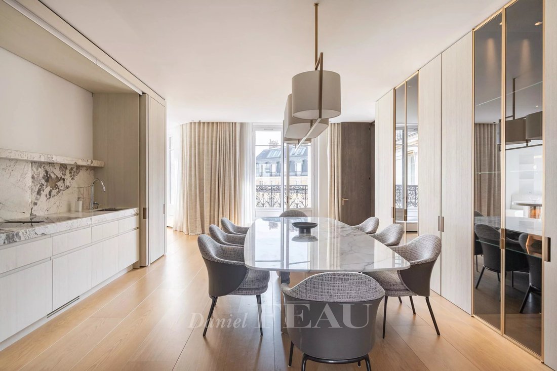 Apartment in Triangle d'Or, Paris 8e Arrondissement, Paris 4 - 18199409