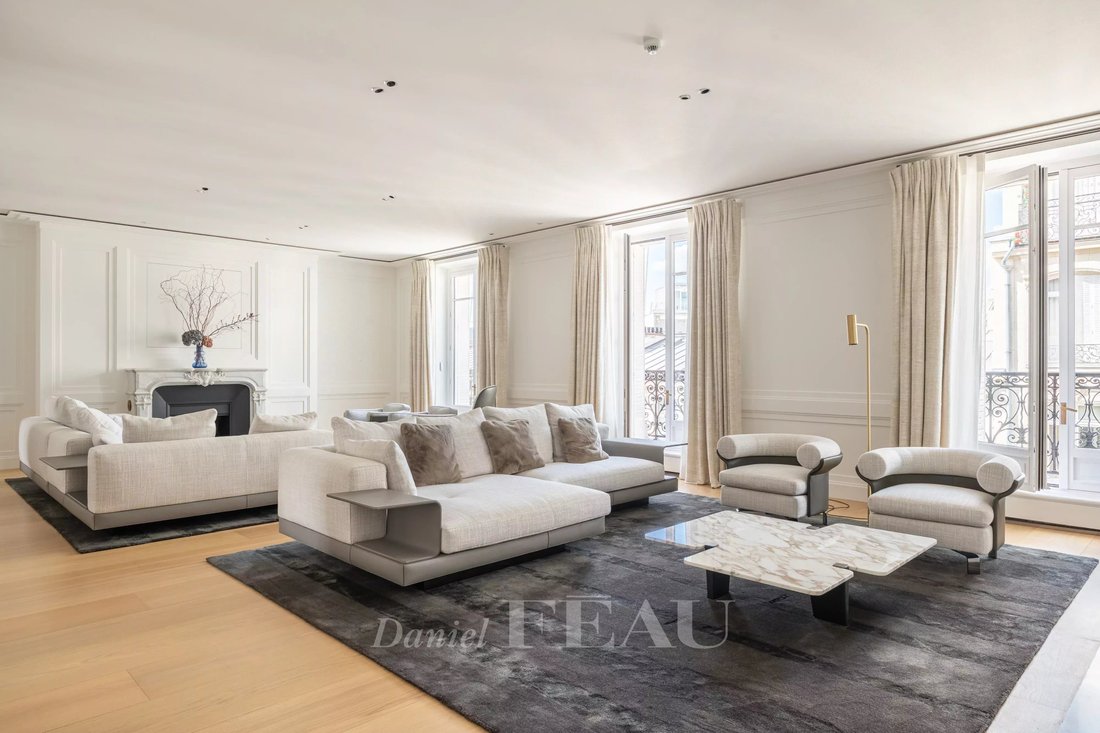 Apartment in Triangle d'Or, Paris 8e Arrondissement, Paris 2 - 18199409