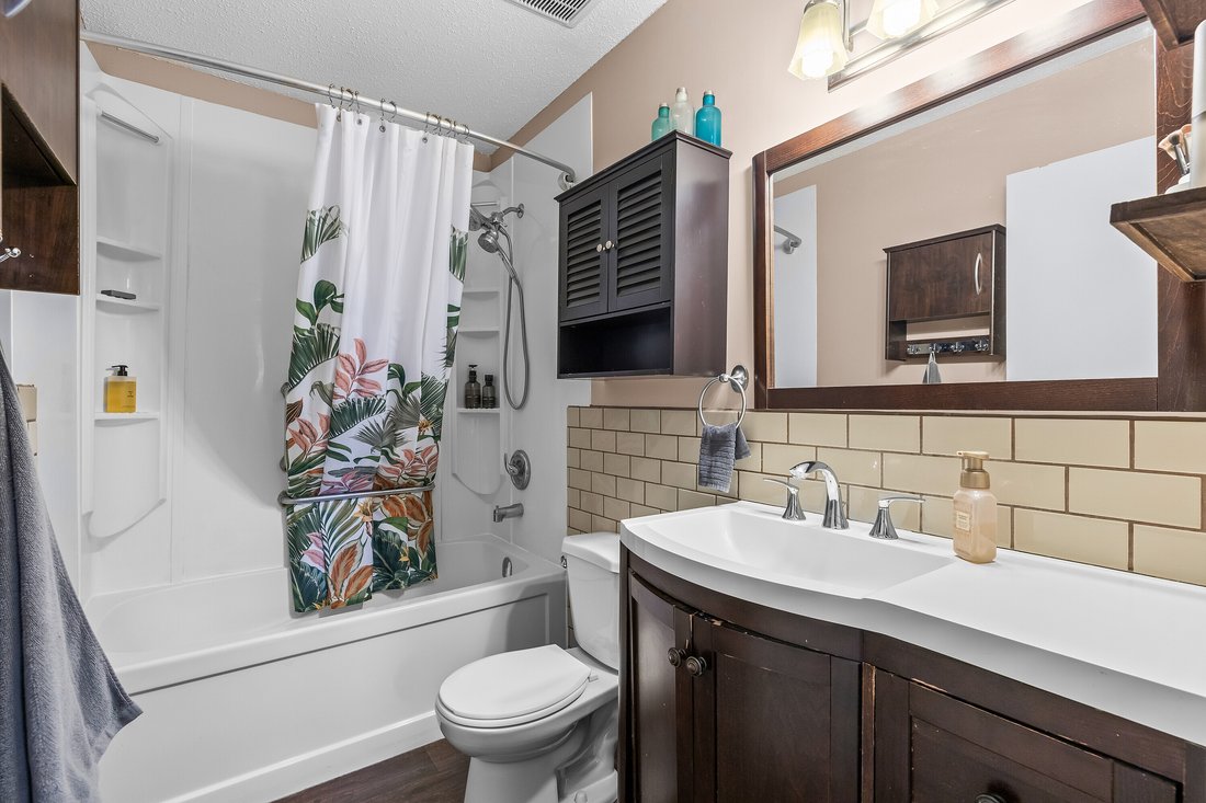 House in Kelowna, British Columbia, Canada 4 - 17358726