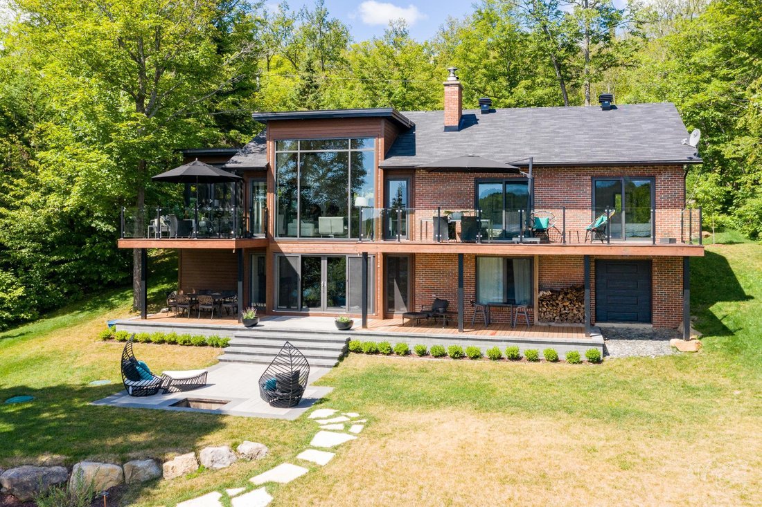 House in Estérel, Quebec, Canada 2 - 18160510