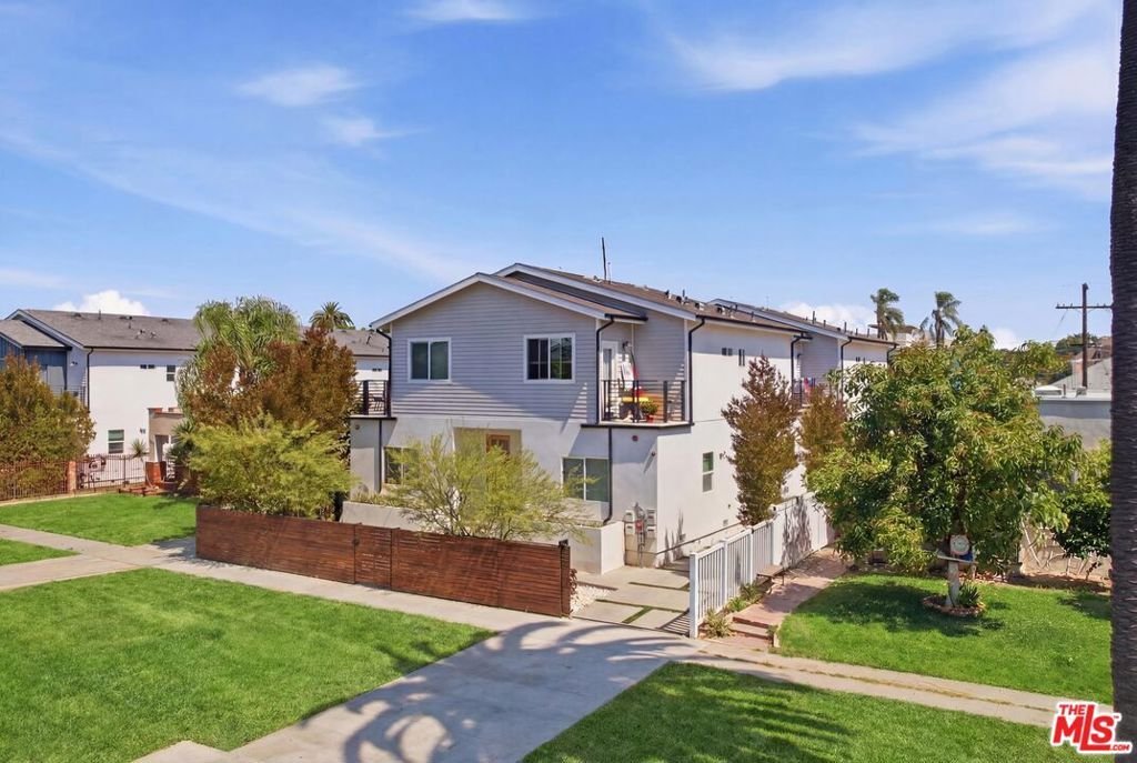Los Angeles, California, United States 2 - 18203396