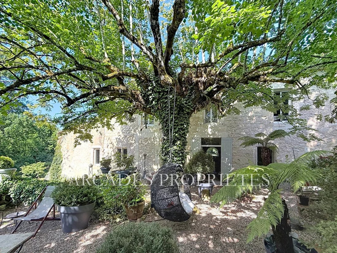 Estate in Frontenac, Nouvelle-Aquitaine, France 3 - 17835598