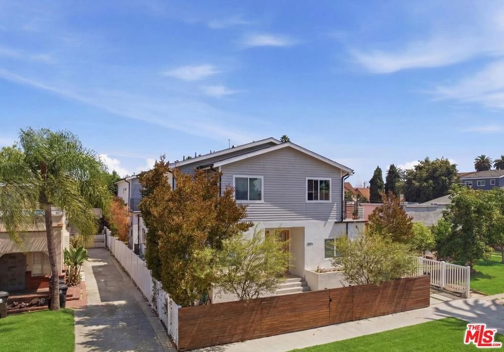 Los Angeles, California, United States 3 - 18203396